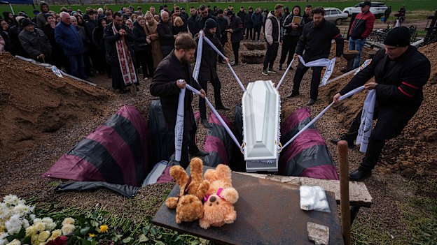 Alina Kutsenko and Danylo Nikitskyi were buried side by side. The 15-year-olds had recently started dating.