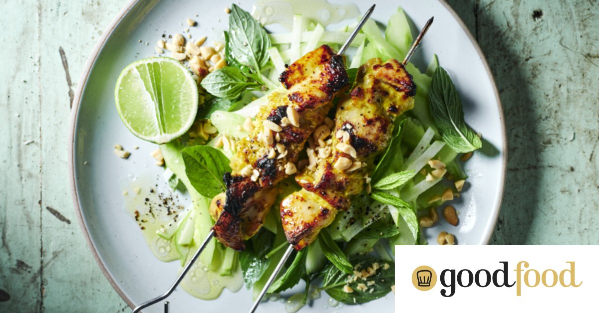 Turmeric chicken skewers with cucumber, apple and lime