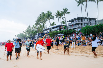 Kelly Slater walks on the beach before the final.