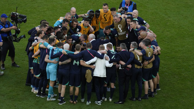 Graham Arnold gathers the Socceroos in a circle around Martin Boyle.