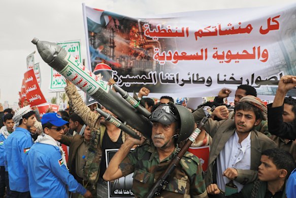 I sostenitori degli Houthi hanno organizzato questo mese una manifestazione a Sanaa, nello Yemen, contro la coalizione guidata dall’Arabia Saudita. Lo striscione in arabo recita: “Tutti gli impianti petroliferi sauditi sono obiettivi dei nostri missili e droni”.