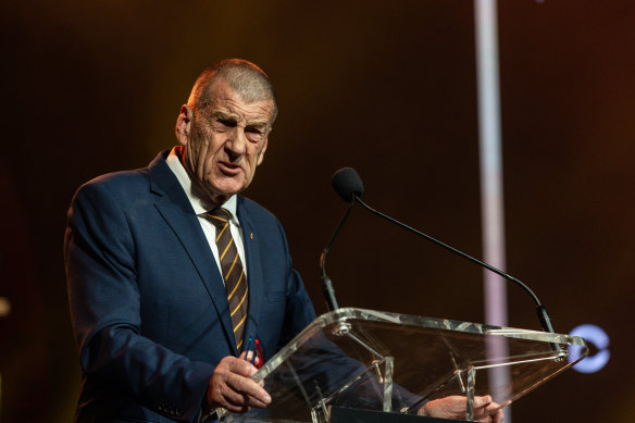 Hawthorn president Jeff Kennett criticised former players for naming the club officials they have accused of racist and controlling behaviour.