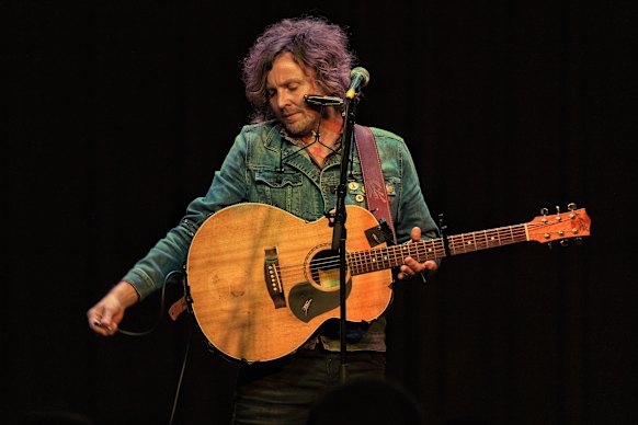 Bob Evans performs at Labor’s arts policy launch in Melbourne.