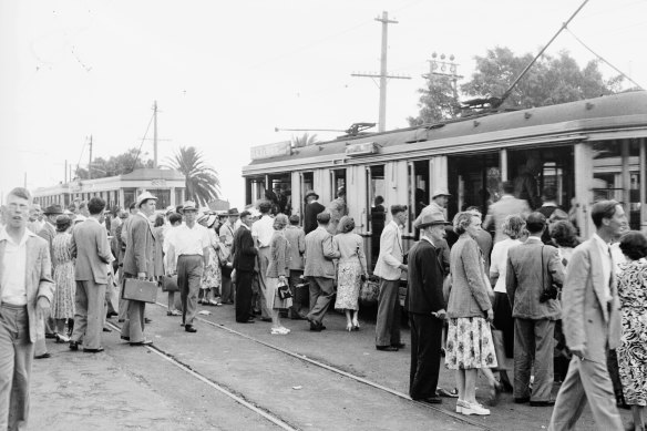 Crowds leave the SCG after the second day in the third Ashes Test on January 6, 1951.