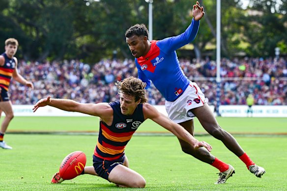 James Peatling of the Crows competes with Kysaiah Pickett.