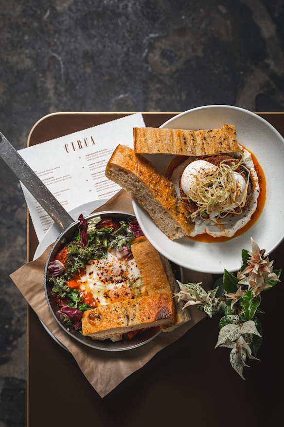 Baked eggs with beef sujuk.