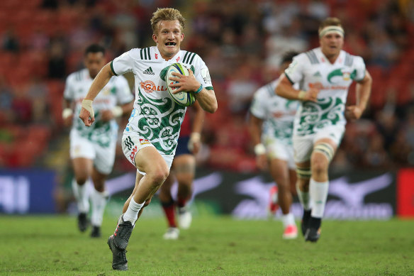 Free roaming: Damien McKenzie on the run with no Reds in sight.