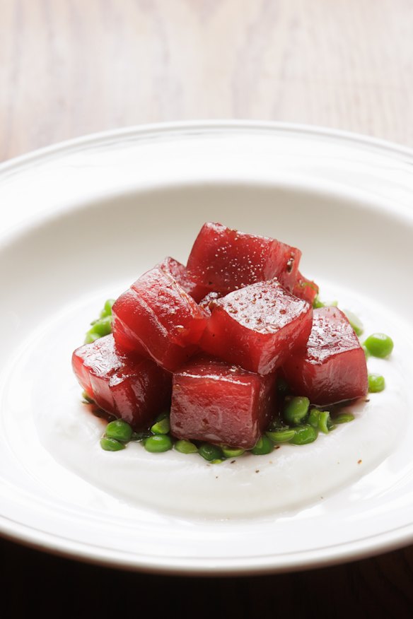 Tuna tartare with goat’s curd and green peas.