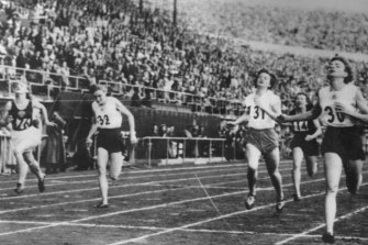 Australia’s Marjorie Jackson (no.30) wins the 200m at the Helsinki Olympics.