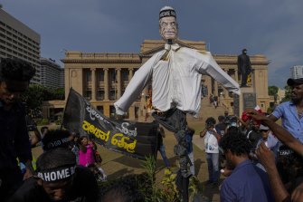 Protestocular cumhurbaşkanı vekili ve Başbakan Ranil Wickremesinghe'nin bir heykelini yakmaya hazırlanıyor.