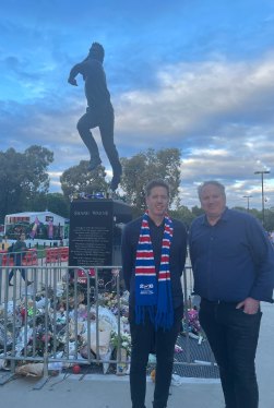 Melbourne brothers Paul and Jeroen Higgins at the Shane Warne memorial.