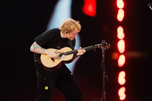Sheeran da una clase magistral de producción de canciones como si estuviéramos viendo fluir la inspiración en su estudio de grabación.