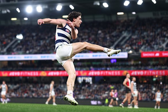 Gryan Miers of the Cats kicks for goal.