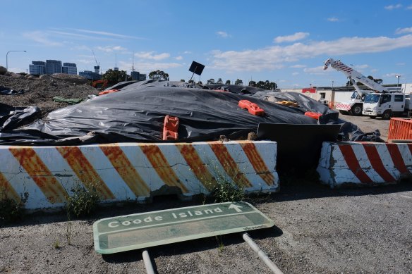 Work on the West Gate Tunnel has been delayed over how to deal with 3 million tonnes of contaminated soil.