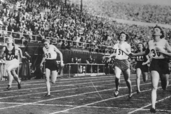 Australia’s Marjorie Jackson (no.30) wins the 200m at the Helsinki Olympics.