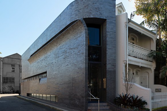 Windows and doors, including the entrance, appear to have been peeled away from the bricks to allow for gentle southern light.