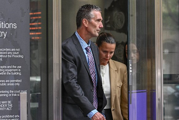 Stephen e Jo Silvagni deixam o tribunal após o veredicto.