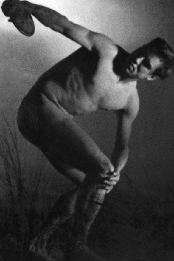  Naked discus thrower in classical pose| scene from Leni Riefenstahl’s film ‘Olympia’, part 1: ‘Festival of the Peoples’, 1936 