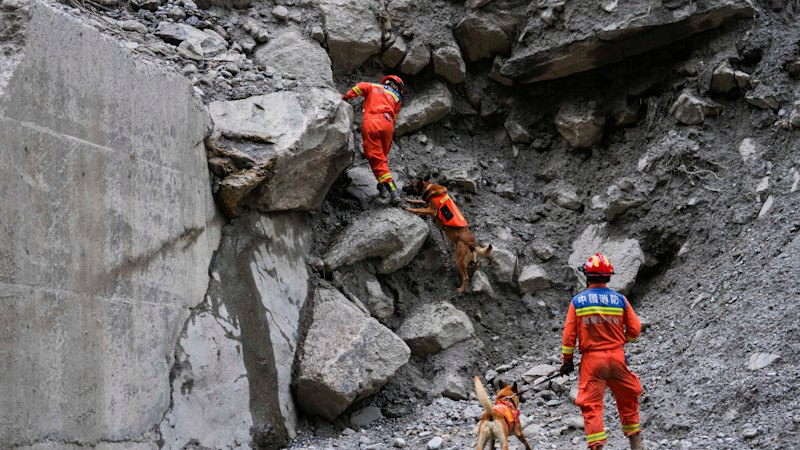Second Australian found after Nepal disaster as death toll exceeds 1,000 and 42 remain missing