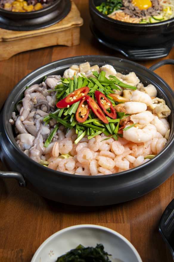 Prawn and intestine hot pot. 