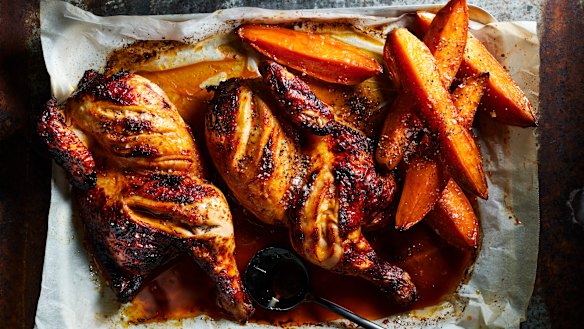 Frango harissa inteiro assado e batata doce caramelizada.