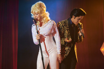 Sérieusement, les co-stars Kryo Boylan et Rose Byrne dans le rôle de Dolly Parton et Elvis sont des imitateurs.