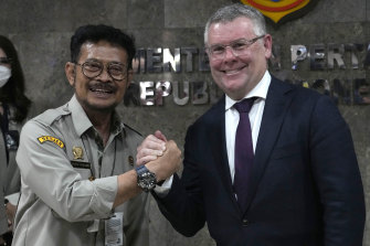 Ministrul australian al Agriculturii Murray Watt (dreapta) cu omologul său indonezian, Siahrul Yasin Limbu.