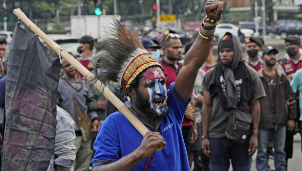 Papua'lı bir aktivist, Papua kabile reislerinin 1961'de Hollanda sömürge yönetiminden bağımsızlığını ilan etme çabalarının başarısızlıkla sonuçlanmasının 61. yıldönümünü anma mitinginde sloganlar atıyor.