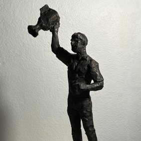 Cathy Weiszmann’s sculpture of Paul Roos with the 2005 AFL premiership trophy.