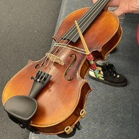 The violin modified with a chopstick and rubber bands.