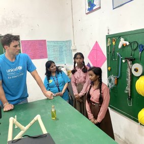 लखनउको एउटा विद्यालयमा केही उदीयमान इन्जिनियरहरूसँग प्याट कमिन्स।