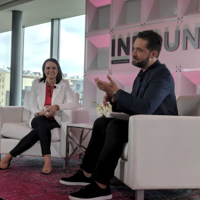 Alexis Ohanian in conversation with Hubspot's Laura Moran.