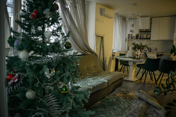 Las ventanas estaban rotas en un apartamento que todavía estaba decorado para Navidad.