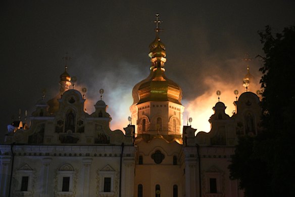 Il tetto della cattedrale della Dormizione di Kyiv-Pechersk Lavra brucia.