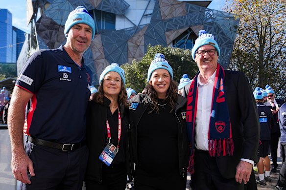 El entrenador de Melbourne, Steven King, Jan Daniher, Bec Daniher y el presidente del Melbourne Football Club, Steven Smith.