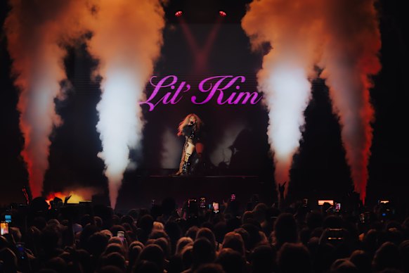 Lil’ Kim arrived to an audience primed to hear her perform. 