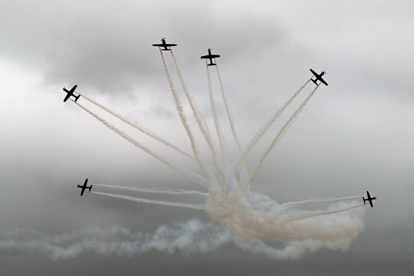 RAAF Roulettes perform the “burst”.
