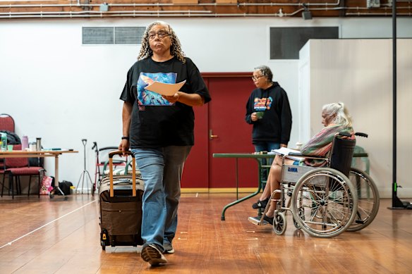 Lisa Maza, Rachael Maza y Trisha Morton-Thomas en el ensayo de Black Light en el Malthouse Theatre.
