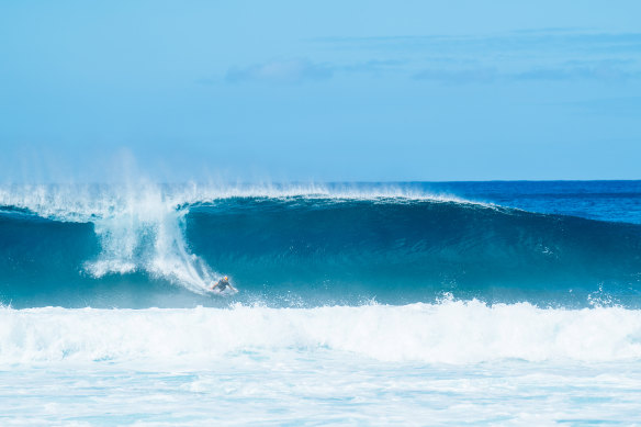 Molly Picklum’s jaw-dropping perfect 10 at Pipeline.