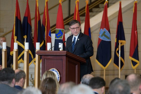 O presidente da Câmara dos Representantes, Mike Johnson, aconselhou Trump sobre sua postagem se retratando como Jesus Cristo.