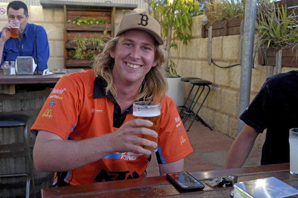 Carnarvon resident Sam Gibbings raises a beer at the Carnarvon Hotel after Cleo Smith was found.