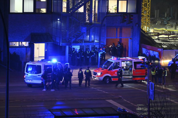 Almanya'nın Hamburg kentinde bir silahlı saldırı mahallinin yakınında silahlı polis memurları.