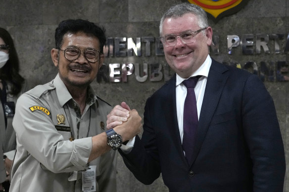 Australian Agriculture Minister Murray Watt (right) with his Indonesian counterpart Syahrul Yasin Limpo.