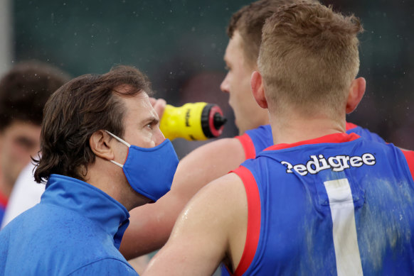 Luke Beveridge speaks to his players.