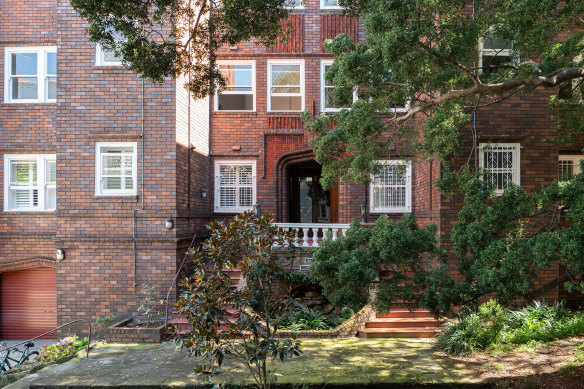 Cobham is “a good intact example of a small-scale flat building designed in the Interwar Art Deco style with
‘skyscraper Gothic’ and Old English influences”.