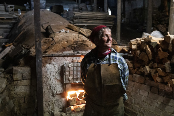 Master potter Jann Kesby at the Sturt kiln in 2023.