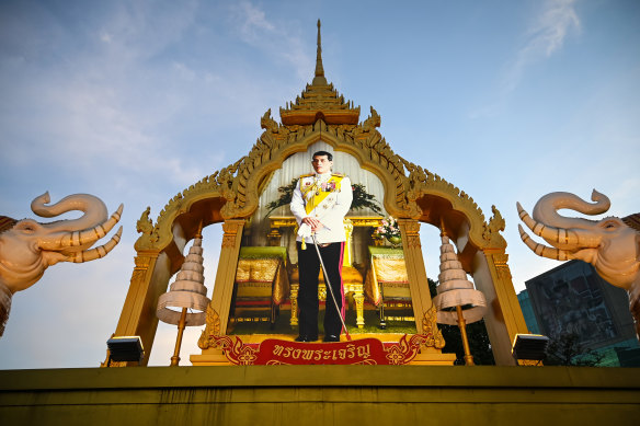 O fotografie cu Vajiralongkorn în afara sediului central al Băncii Comerciale Siam din Bangkok.  King este cel mai mare acționar al băncii, care este numit inculpat în dosar.