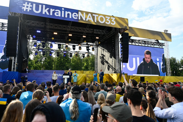 Zelensky takes the stage in the central square of Vilnius.