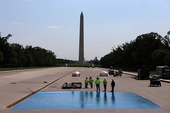O trabalho começou para revestir o Lincoln Memorial Reflecting Pool com uma superfície de piscina em tons de azul.