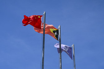 Bendera Tiongkok dan bendera Timor berkibar di sebuah kamp pekerja di dekat kota Zumalae, Timor Timur. 